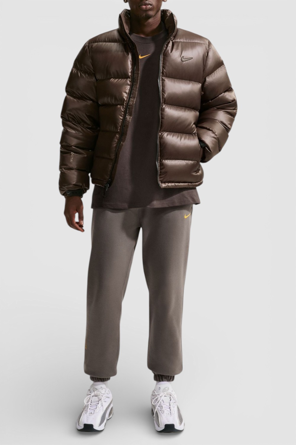 תמונת כל הלוק של מעיל פוך נייקי X נוקטה